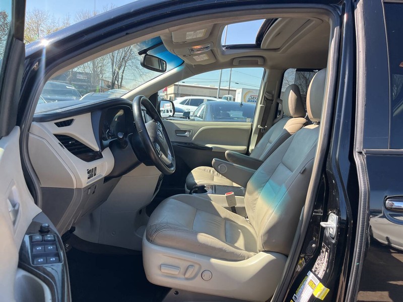 Toyota Sienna Vehicle Image 04