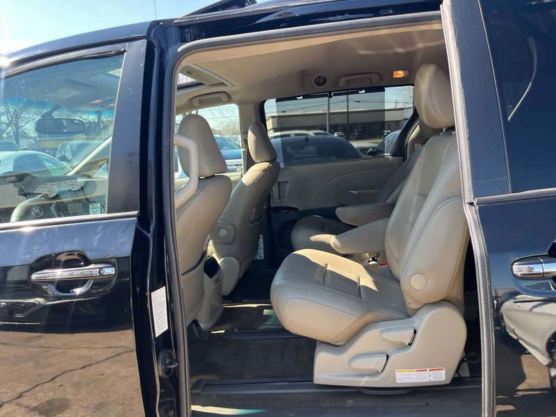 Toyota Sienna Vehicle Image 05