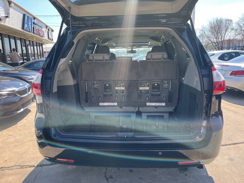 Toyota Sienna Vehicle Image 06