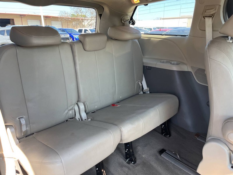 Toyota Sienna Vehicle Image 08