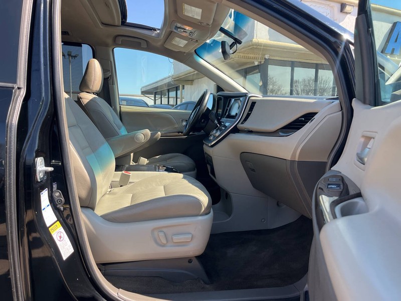 Toyota Sienna Vehicle Image 09