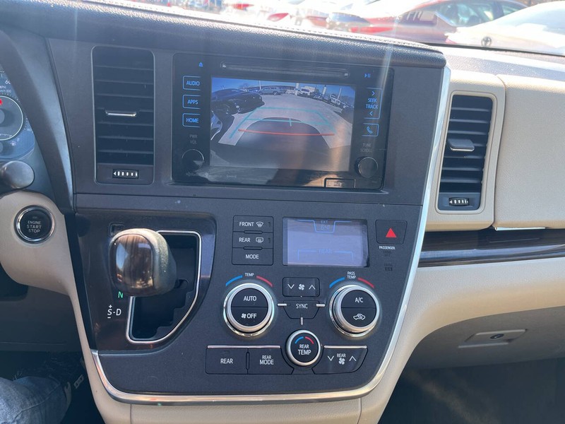 Toyota Sienna Vehicle Image 10
