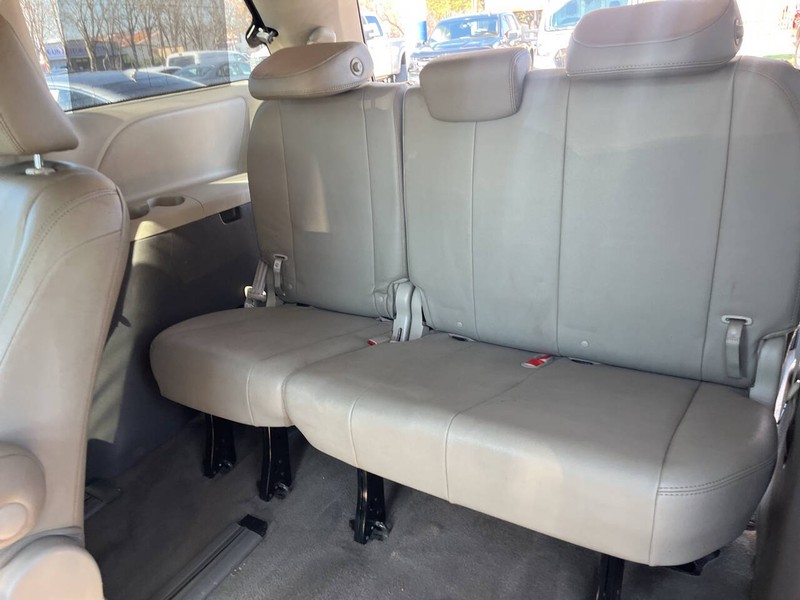 Toyota Sienna Vehicle Image 13
