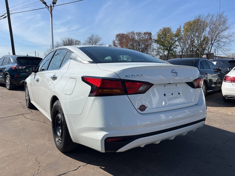 Nissan Altima Vehicle Image 03