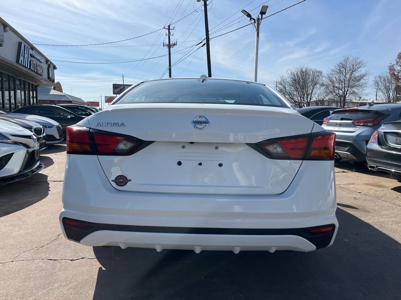 Nissan Altima Vehicle Image 04