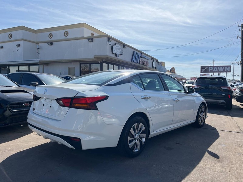 Nissan Altima Vehicle Image 05