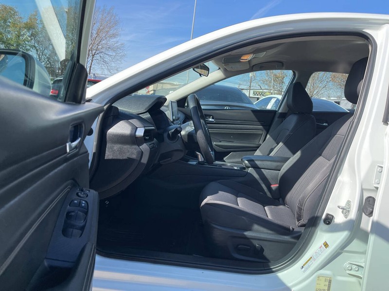 Nissan Altima Vehicle Image 07