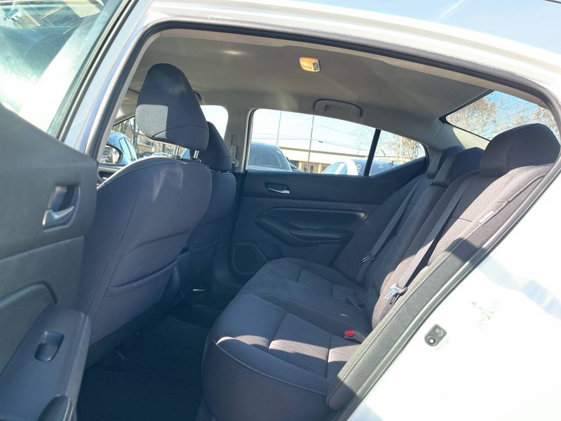 Nissan Altima Vehicle Image 08