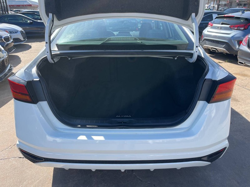 Nissan Altima Vehicle Image 09