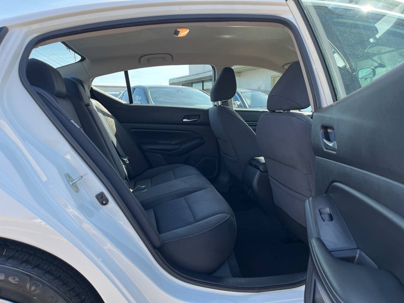 Nissan Altima Vehicle Image 10