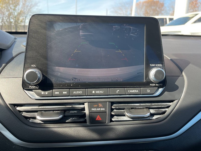 Nissan Altima Vehicle Image 12