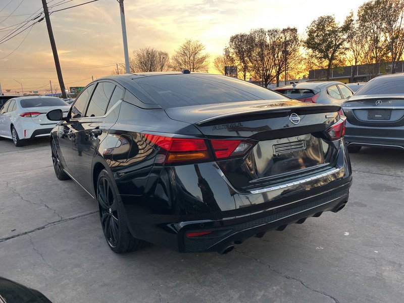 Nissan Altima Vehicle Image 02