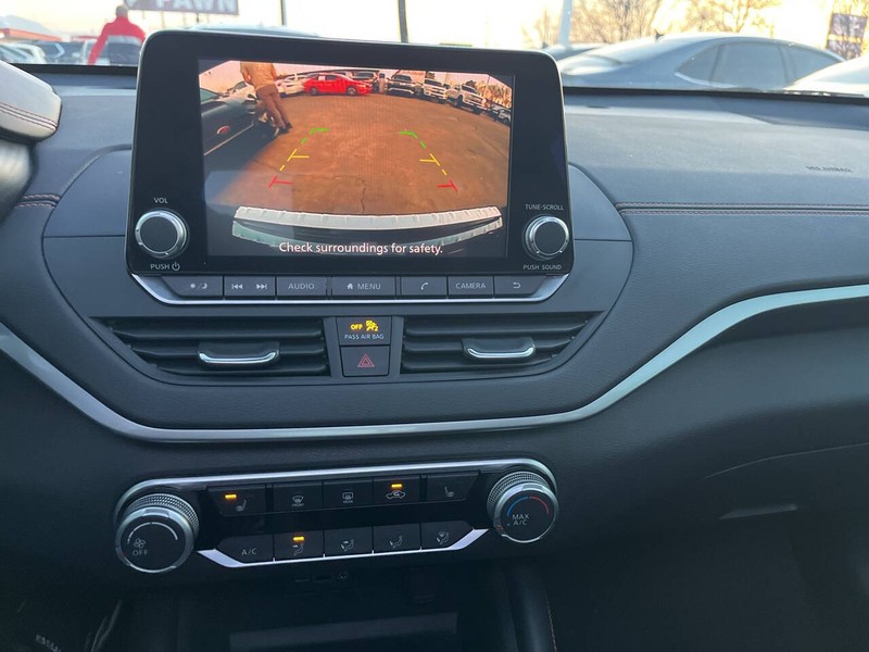 Nissan Altima Vehicle Image 12