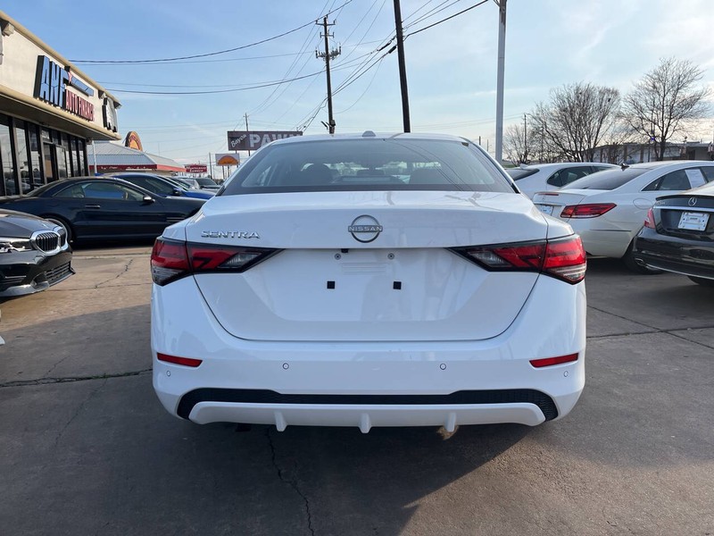 Nissan Sentra Vehicle Image 04