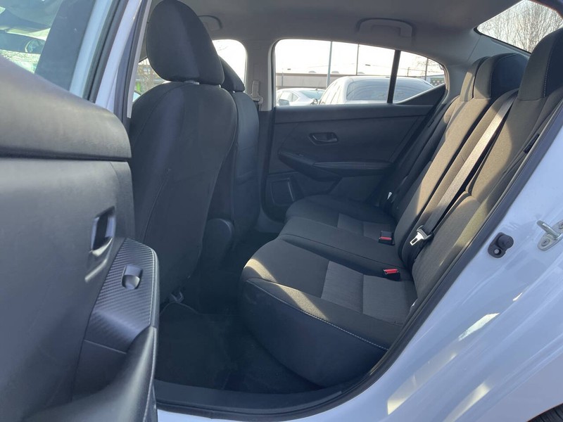 Nissan Sentra Vehicle Image 08