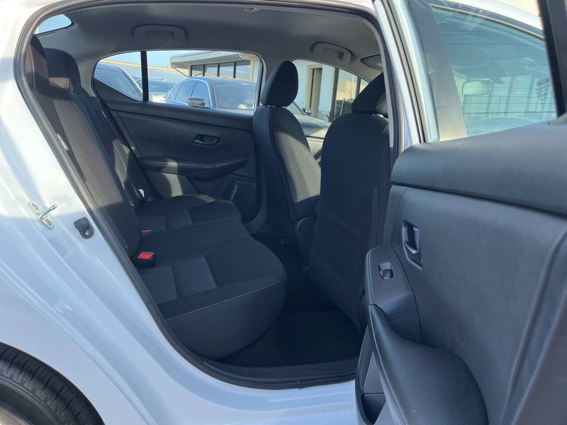 Nissan Sentra Vehicle Image 10