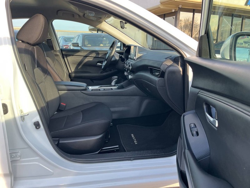 Nissan Sentra Vehicle Image 11