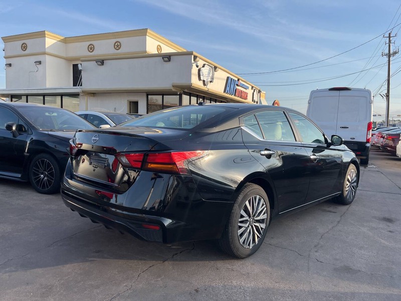 Nissan Altima Vehicle Image 05