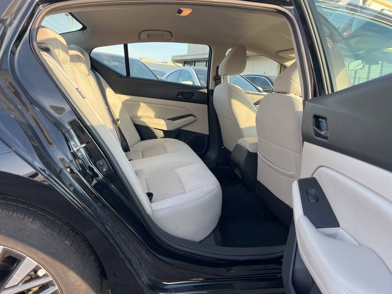 Nissan Altima Vehicle Image 08