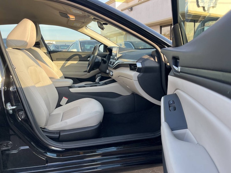 Nissan Altima Vehicle Image 09