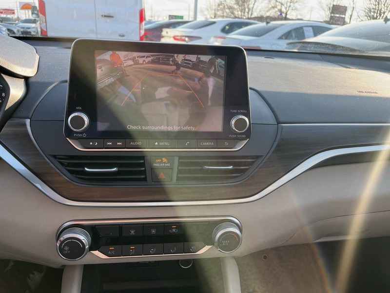 Nissan Altima Vehicle Image 10