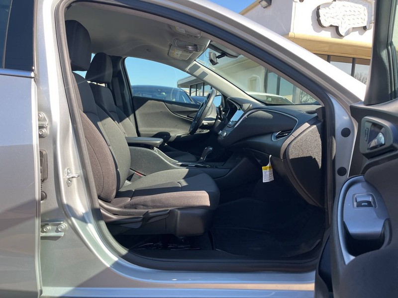 Chevrolet Malibu Vehicle Image 12