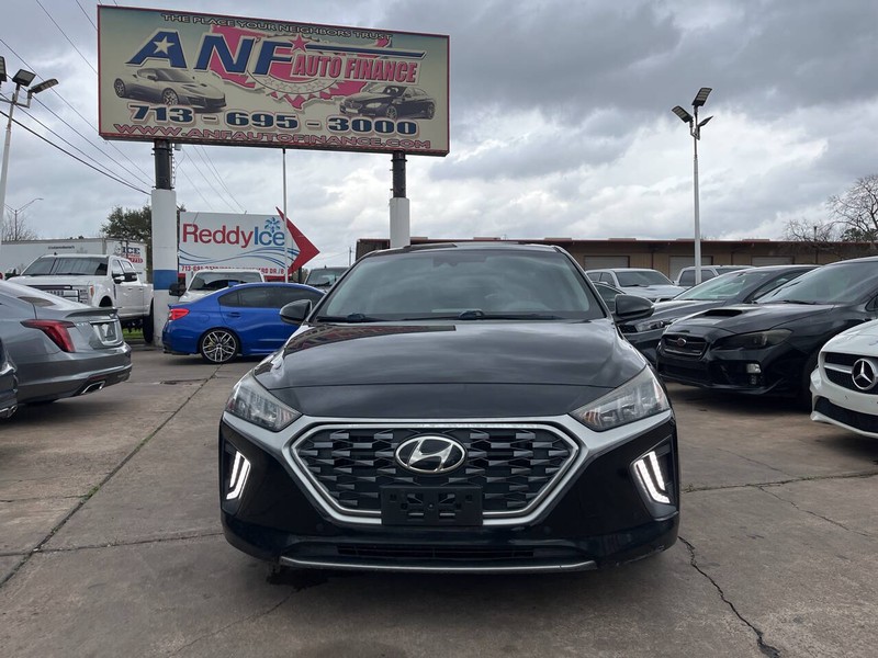 Hyundai Ioniq Plug-In Hybrid Vehicle Image 02