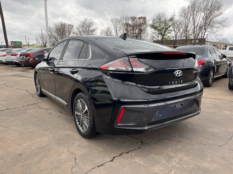 Hyundai Ioniq Plug-In Hybrid Vehicle Image 03