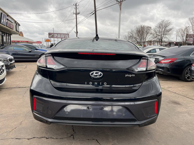 Hyundai Ioniq Plug-In Hybrid Vehicle Image 04