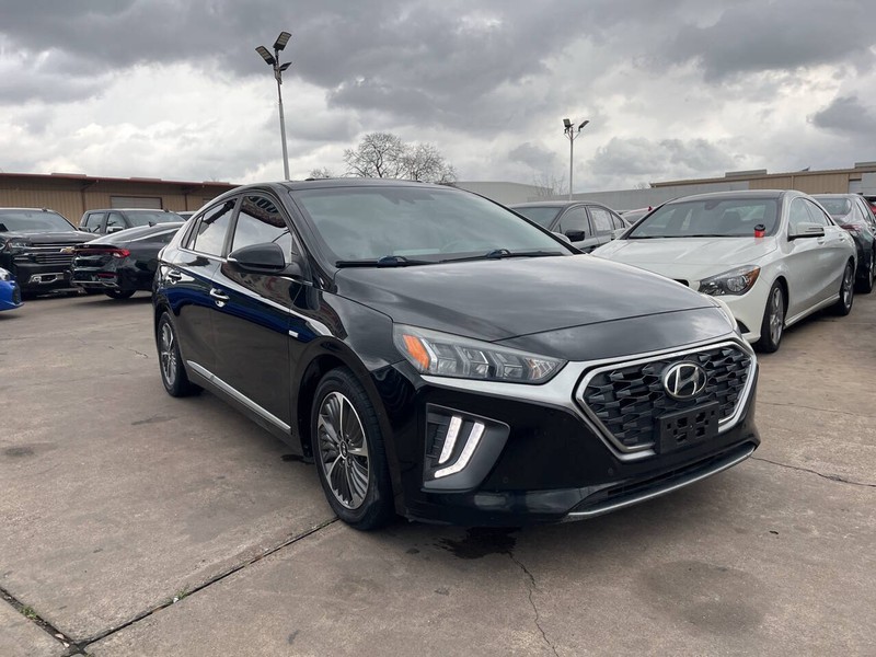 Hyundai Ioniq Plug-In Hybrid Vehicle Image 06