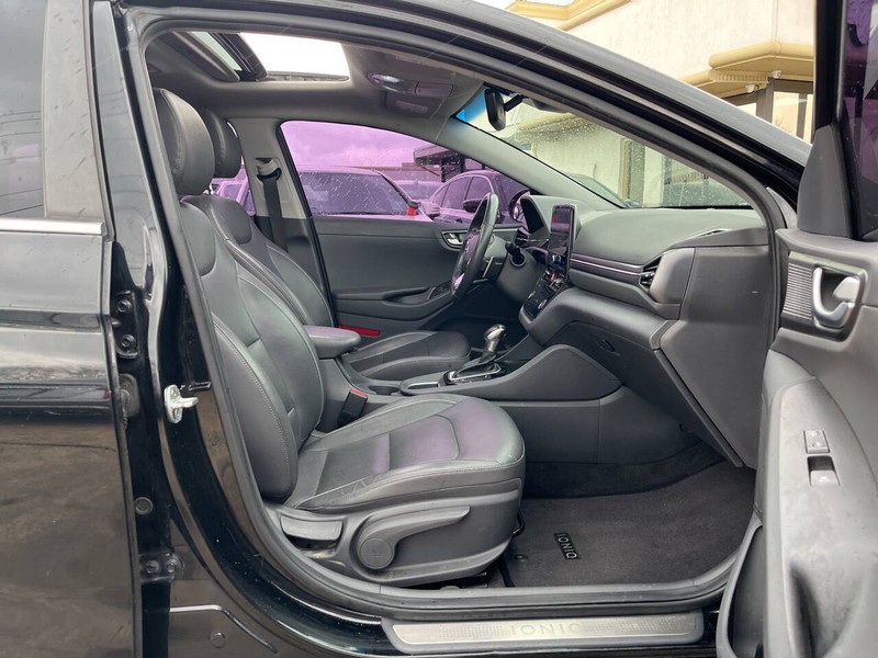 Hyundai Ioniq Plug-In Hybrid Vehicle Image 10