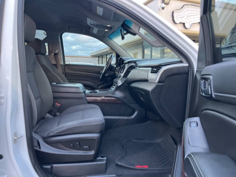 GMC Yukon Vehicle Image 12