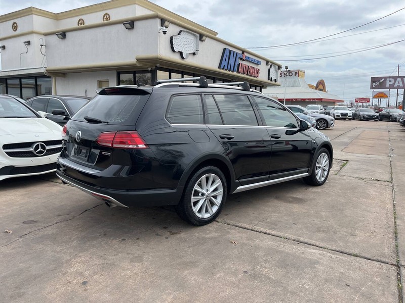 Volkswagen Golf Alltrack Vehicle Image 05