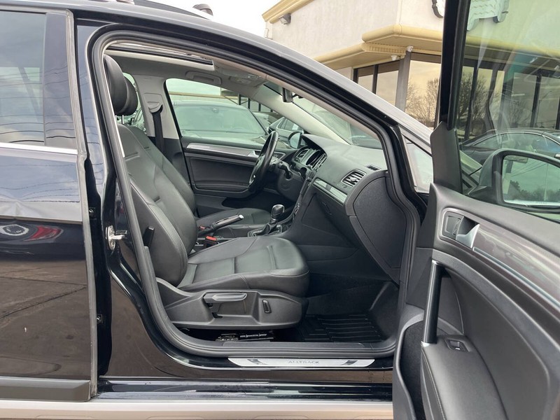 Volkswagen Golf Alltrack Vehicle Image 11