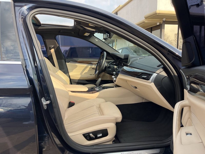 BMW 5 Series Vehicle Image 11