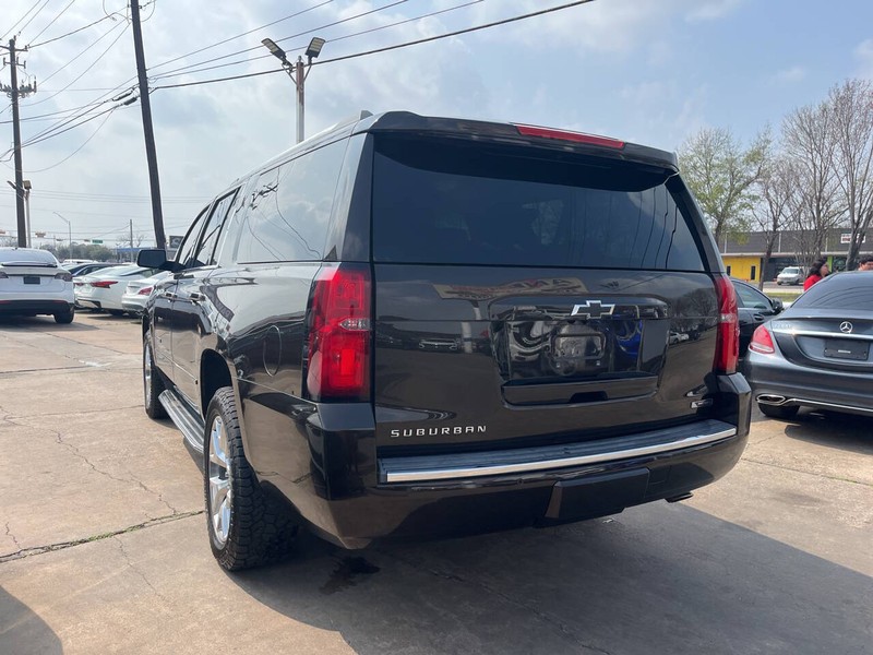 Chevrolet Suburban Vehicle Image 03