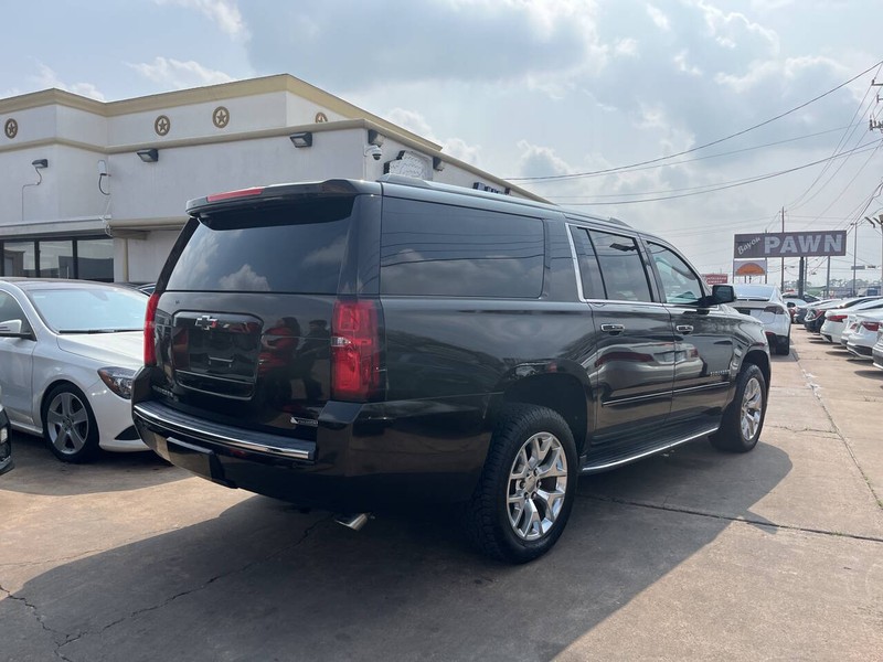 Chevrolet Suburban Vehicle Image 05