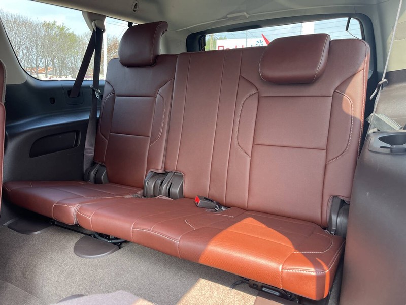 Chevrolet Suburban Vehicle Image 09