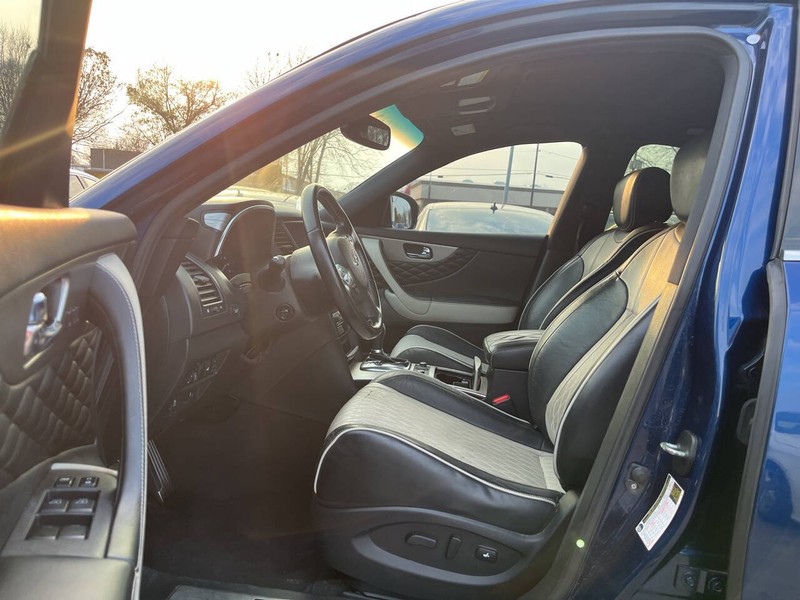 INFINITI QX70 Vehicle Image 06