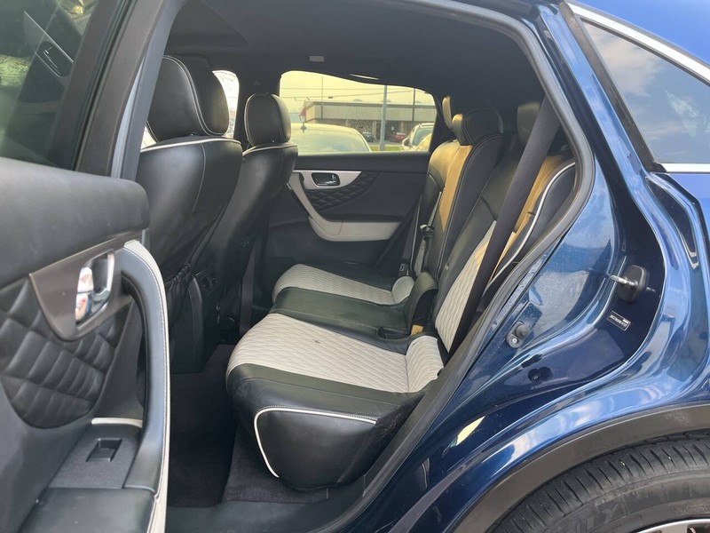 INFINITI QX70 Vehicle Image 07