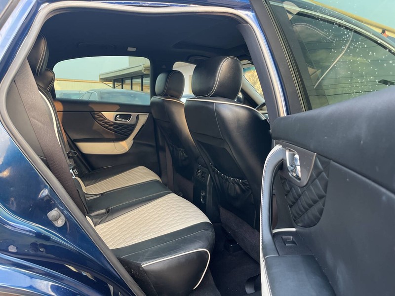 INFINITI QX70 Vehicle Image 08