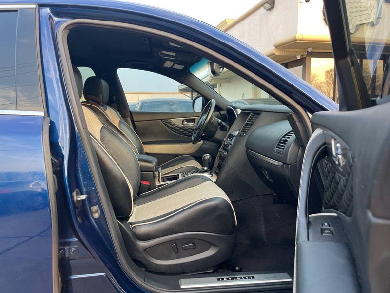 INFINITI QX70 Vehicle Image 09