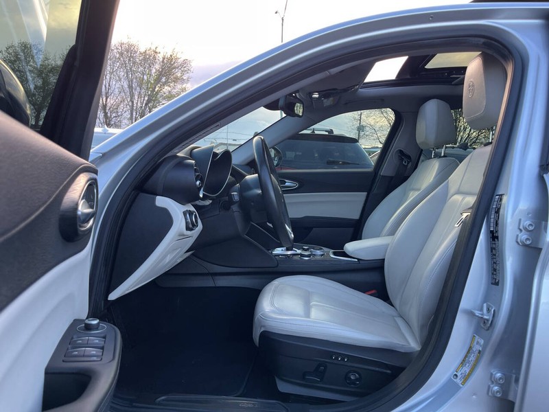 Alfa Romeo Giulia Vehicle Image 08