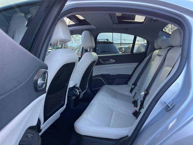 Alfa Romeo Giulia Vehicle Image 09