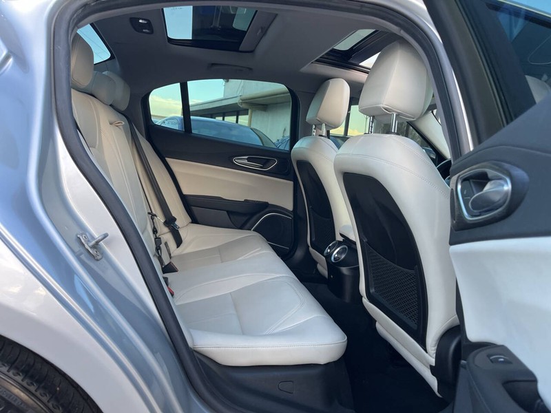 Alfa Romeo Giulia Vehicle Image 12