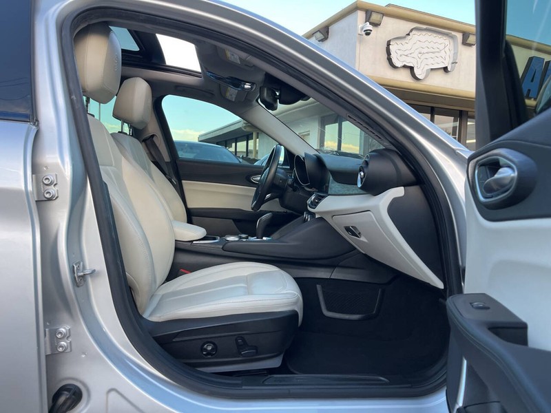 Alfa Romeo Giulia Vehicle Image 13