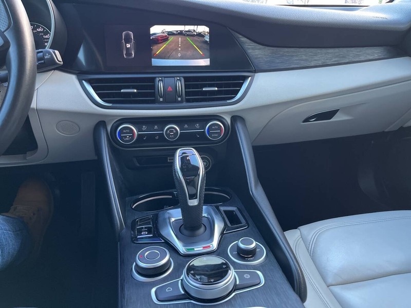 Alfa Romeo Giulia Vehicle Image 15