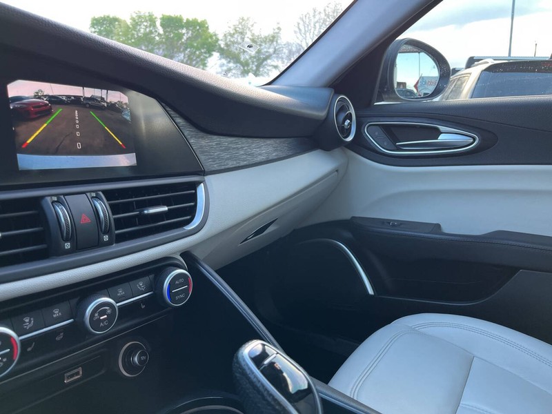 Alfa Romeo Giulia Vehicle Image 16