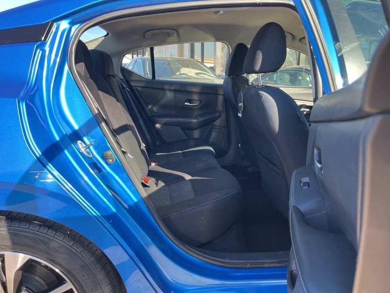 Nissan Sentra Vehicle Image 09