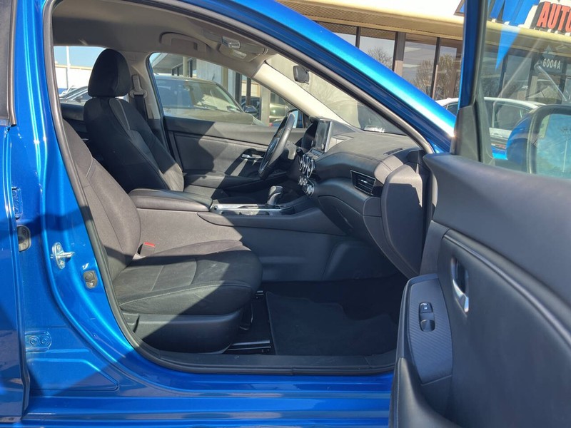 Nissan Sentra Vehicle Image 10